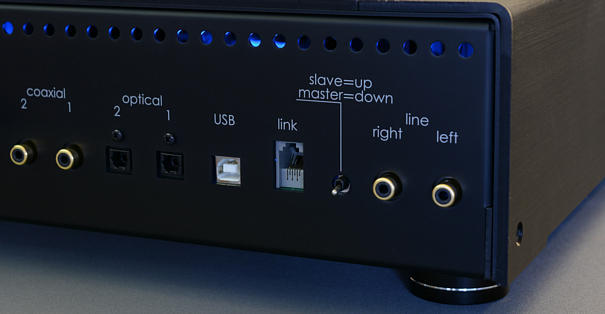 UIA5650は、ハイレゾ(192KHz/24Bit、192、24、192/24)、DSD(DSD256)対応です。